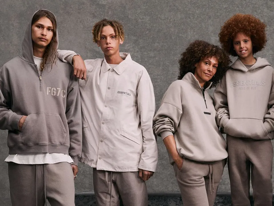 Entdecke den Essentials Hoodie: minimalistisches Design, premium Qualität und maximaler Komfort. Perfekt für Alltag, Freizeit und moderne Looks.
